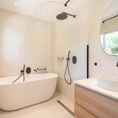 Apartment 3 Bedrooms - C9 *